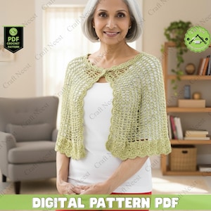 Puede incluir: Un chal de ganchillo verde claro con un borde festoneado. El chal se lleva sobre una camiseta blanca. La imagen incluye el texto "DIGITAL PATTERN PDF" y un logotipo que dice "PDF CROCHET PATTERN".