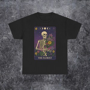 Floristen Tarot Karte T-Shirt, lustiges Geschenk Shirt, Mutter Tarot Liebhaber, Halloween T-Shirt, Flower Shop Shirt