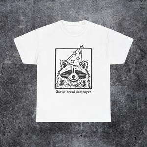 Knoblauchbrot Waschbär Unisex T-Shirt | Lustiges Trash Panda Shirt, Knoblauchbrot-Liebhaber, Meme Geschenk, Waschbär-Grafik-T-Shirt, Feinschmecker-T-Shirt