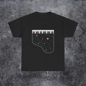 Lustiges Pianist Space Tee, Musiker Keyboarder Shirt, Klavier Spieler Geschenk, Weltraum Klavier Geschenk, Klavier Geschenk für Kinder