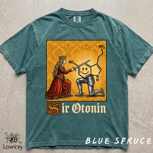 Peut inclure: Un t-shirt bleu-vert avec un graphique représentant une reine en robe rouge adoubant une figure à tête de structure chimique avec un visage souriant. La structure chimique inclut le texte HO, NH2 et NH. Le texte Sir Otonin est imprimé en dessous.