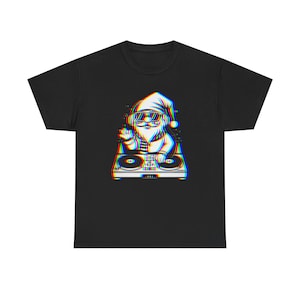 Könnte beinhalten: Ein schwarzes T-Shirt mit einem Aufdruck eines Weihnachtsmanns mit Sonnenbrille und Weihnachtsmütze, der Musik auf einem DJ-Mixer mischt. Der Aufdruck hat einen Glitch-Effekt.
