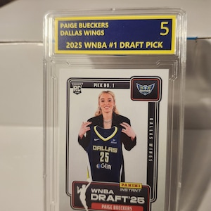 Cartão de basquete original "DRAFT DAY" de novatos de Paige Bueckers em estojo especial