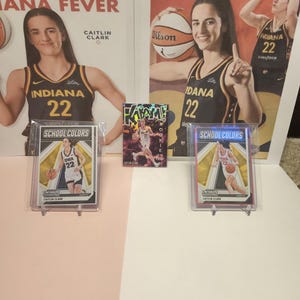 Cartes de basket-ball Caitlin Clark aux couleurs de l'école dans des manches souples assorties et en BONUS