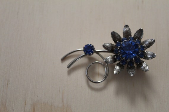 1950s BLUE flower brooch | rhinestone flower broo… - image 4