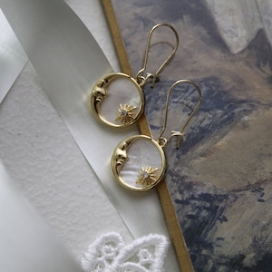 Orecchini pendenti con luna vittoriana / regalo per lei / Orecchini poeta gotico stregato in madreperla