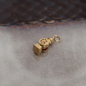 Dije de máquina de café antigua / Dije de Avon de latón dorado / Dije de pulsera para collar