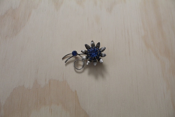 1950s BLUE flower brooch | rhinestone flower broo… - image 3