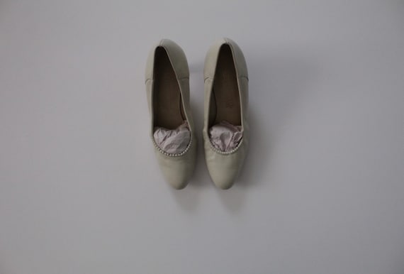BISQUE leather pumps | elastic cut out pumps | min