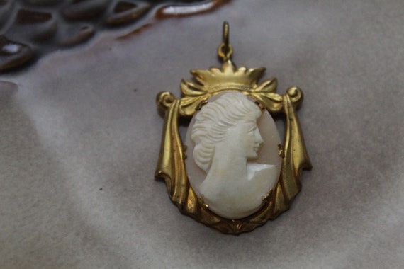 Antique cameo pendant | 1910s large gold brass pe… - image 4