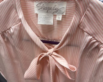 Perzikroze gestreepte strikblouse | Blouse met kapmouwen en strik uit de jaren 90