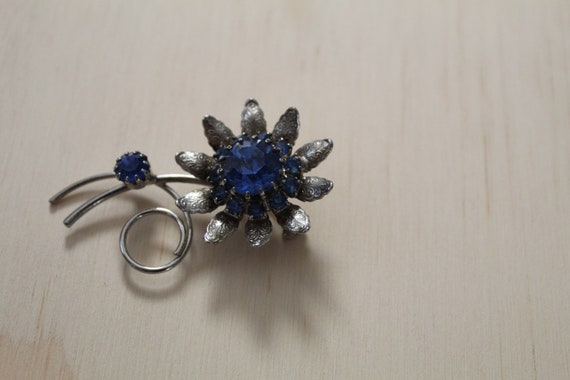 1950s BLUE flower brooch | rhinestone flower broo… - image 2