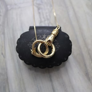 Naszyjnik z wężem Ouroboros i wiktoriańską ręką | Naszyjnik Oracle Pagan Witchy Serpent | Naszyjnik z łańcuszka pudełkowego 925