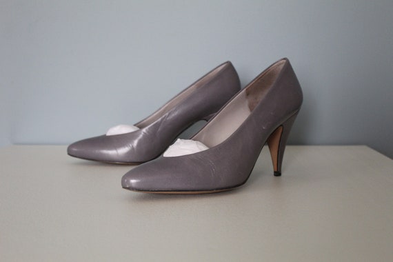 DOVE Gray Leather Heels Liz Claiborne 