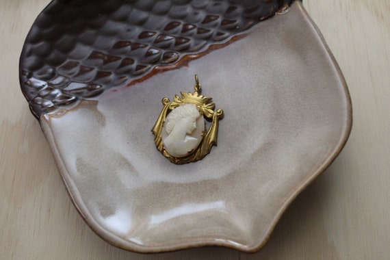 Antique cameo pendant | 1910s large gold brass pe… - image 5