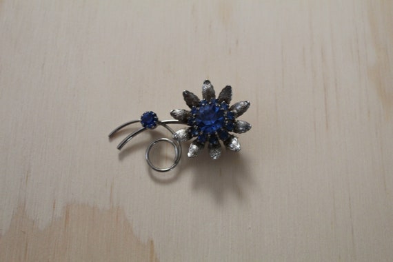 1950s BLUE flower brooch | rhinestone flower broo… - image 1