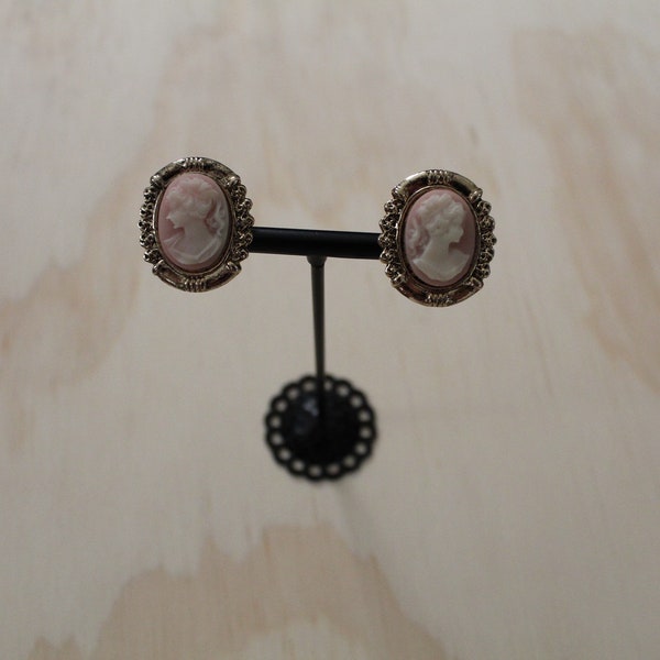 CAMEO lady earrings | romantic 1980s stud earrings | pale pink cameo earrings