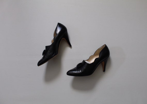 BLACK scalloped heels | size 8 heels | black leath