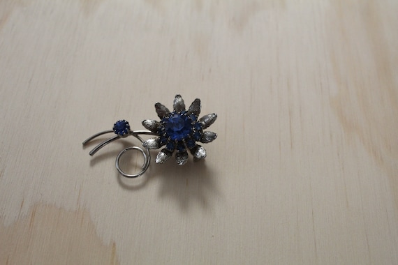 1950s BLUE flower brooch | rhinestone flower broo… - image 5