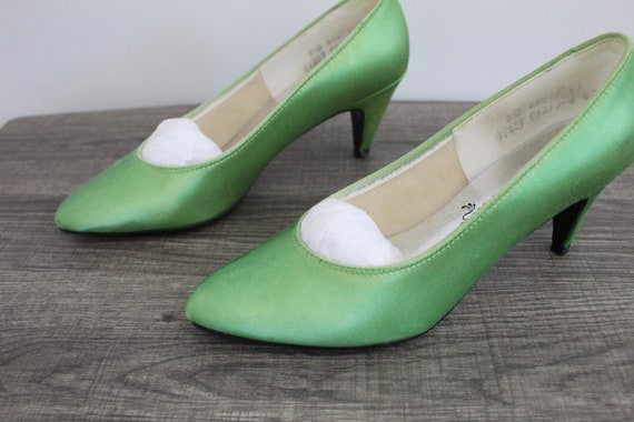 LIME green pumps 1980s kitten heels spring pastel… - image 1