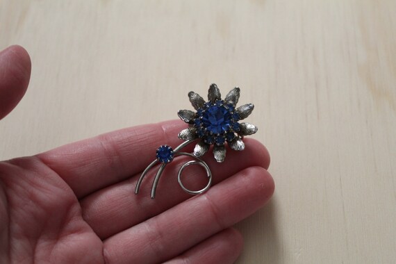 1950s BLUE flower brooch | rhinestone flower broo… - image 6