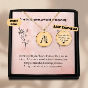 Collar floral con inicial de la letra A y grabado en la parte posterior: regalo de joyería personalizado para mujer, colgante de disco personalizado, regalo delicado para ella.