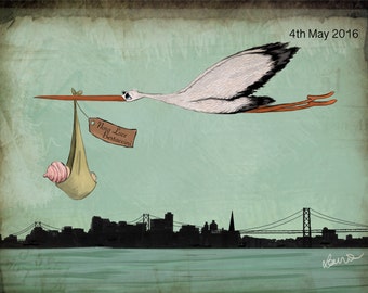 Puede incluir: Una cigüeña blanca con alas negras vuela sobre el horizonte de una ciudad llevando a un bebé en una bandolera amarilla. La bandolera tiene una etiqueta que dice "Nora Luce Bertaccini". La fecha "4th May 2016" está escrita en la esquina superior derecha de la imagen.