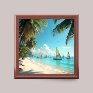 Könnte beinhalten: Ein gerahmter Druck, der eine tropische Strandszene zeigt. Palmen säumen einen weißen Sandstrand und türkisfarbenes Wasser mit bunten Segelbooten. Der Himmel ist leuchtend blau mit flauschigen weißen Wolken. Der Rahmen ist dunkelbraun.