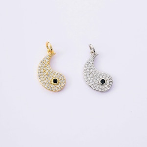 Pode incluir: Dois pingentes com design yin-yang. Um é dourado com cristais transparentes e um centro preto. O outro é prateado com cristais transparentes e um centro preto. Ambos têm um pequeno laço na parte superior para prender a uma corrente ou pulseira.