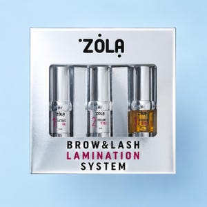 Puede incluir: Un juego de caja plateada que contiene tres pequeñas botellas cilíndricas de productos de laminación de cejas y pestañas Zola. Las botellas están etiquetadas con números y nombres de productos: Lifting Gel, Volume Fixer y Keratin Serum. La caja dice "BROW & LASH LAMINATION SYSTEM."