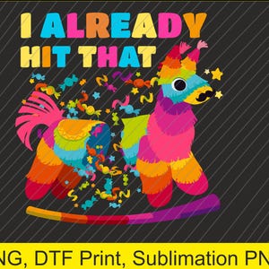 Pode incluir: Um design colorido de piñata em forma de lhama com o texto "I ALREADY HIT THAT" em cores do arco-íris. A piñata está cheia de doces e estrelas em um fundo preto.