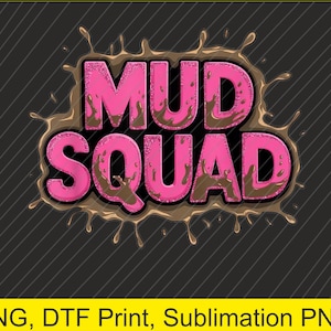 Op de afbeelding: Een grafisch ontwerp met de tekst "MUD SQUAD" in roze, omlijnd in donkerder roze, met bruine modderspatten. De achtergrond is zwart met diagonale grijze lijnen. De tekst "PNG, DTF Print, Sublimation PNG" staat eronder.