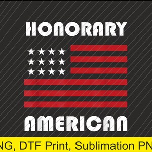 Könnte beinhalten: Grafikdesign mit einer stilisierten amerikanischen Flagge mit roten Streifen und weißen Sternen auf schwarzem Hintergrund. Die Worte "HONORARY AMERICAN" sind in fetten weißen Buchstaben über und unter dem Flaggen-Design dargestellt.