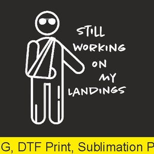 Peut inclure: Graphique en trait blanc sur fond noir représentant un bonhomme avec un bras cassé en écharpe, portant des lunettes de soleil. Le texte dit : "Still Working On My Landings."