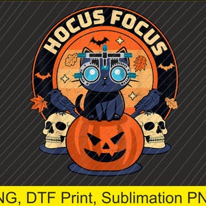 Może przedstawiać: Grafika o tematyce Halloween z czarnym kotem w futurystycznych okularach, siedzącym na pomarańczowej dyni. Projekt zawiera czaszki, kruki, nietoperze i tekst "Hocus Focus" w okrągłym wzorze.
