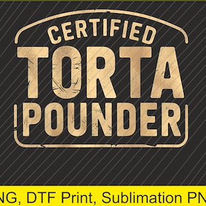 Könnte beinhalten: Ein verblasstes, goldfarbenes Grafikdesign auf schwarzem Hintergrund mit diagonalen Linien. Der Text lautet "CERTIFIED TORTA POUNDER" im Vintage-Stil. Der untere Teil des Bildes enthält den Text "PNG, DTF Print, Sublimation PNG".