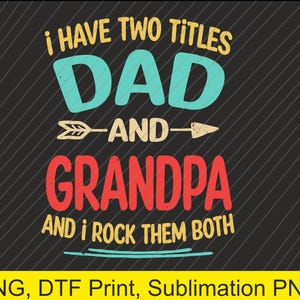 Può includere: Un design grafico con il testo "Ho due titoli Papà e Nonno e li rocko entrambi". Il testo è in stile vintage con uno schema di colori rosso, blu e giallo.
