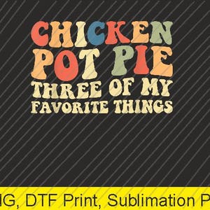 Può includere: Grafica in stile retrò su sfondo nero con linee diagonali. Il testo recita "CHICKEN POT PIE THREE OF MY FAVORITE THINGS" in lettere colorate e arrotondate. In basso c'è il testo giallo "PNG, DTF Print, Sublimation PNG".