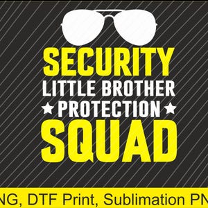 Puede incluir: Diseño gráfico sobre fondo negro con líneas diagonales blancas. El texto dice "SECURITY LITTLE BROTHER PROTECTION SQUAD" en amarillo y blanco. Encima del texto hay una ilustración blanca de gafas de sol.