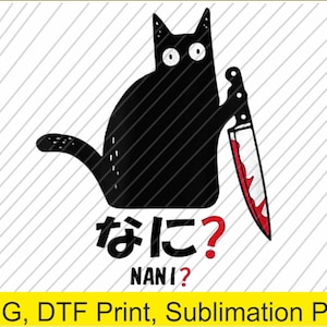 Op de afbeelding: Illustratie van een zwarte kat die een bloedig mes vasthoudt, met het Japanse woord "なに?" en het Engelse woord "NANI?" in het rood. Het ontwerp staat op een witte achtergrond met diagonale grijze lijnen.