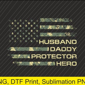 Puede incluir: Un diseño de bandera estadounidense desgastado con las palabras "Husband, Daddy, Protector, Hero" en un patrón de camuflaje.