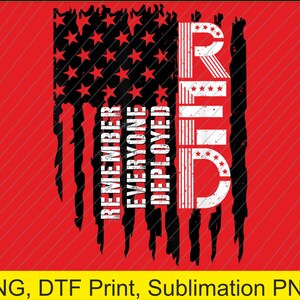 Könnte beinhalten: Ein patriotisches Design mit einer verblassten amerikanischen Flagge und dem Text "REMEMBER EVERYONE DEPLOYED" in Weiß und dem Wort "RED" in Weiß mit Sternen. Der Hintergrund ist rot.