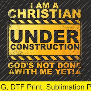 Puede incluir: Diseño gráfico en negro y amarillo con el texto "I AM A CHRISTIAN UNDER CONSTRUCTION GOD'S NOT DONE AWITH ME YET!". El diseño se asemeja a una señal de construcción con texturas desgastadas.
