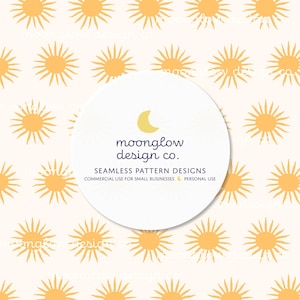 Op de afbeelding: Een naadloos patroonontwerp met een herhalend patroon van gele zonnen op een witte achtergrond. Het ontwerp wordt omlijst door een witte cirkel met de tekst "moonglow design co." en de tekst "SEAMLESS PATTERN DESIGNS COMMERCIAL USE FOR SMALL BUSINESSES & PERSONAL USE".