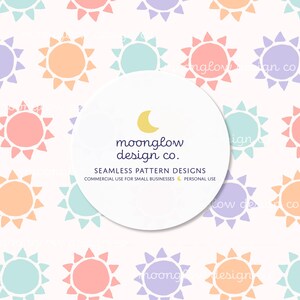 Könnte beinhalten: Ein nahtloses Musterdesign mit pastellfarbenen Sonnen auf weißem Hintergrund. Der Text "moonglow design co." befindet sich in der Mitte des Bildes. Der Text "SEAMLESS PATTERN DESIGNS" befindet sich unter dem Firmennamen. Der Text "COMMERCIAL USE FOR SMALL BUSINESSES PERSONAL USE" befindet sich unter dem Text des Musters.