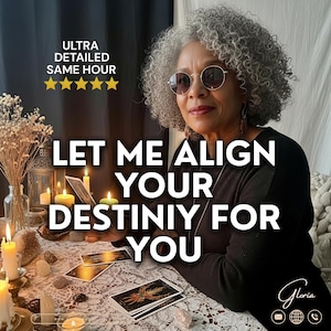 Puede incluir: Una mujer con cabello rizado gris que lleva gafas de sol, con el texto "LET ME ALIGN YOUR DESTINIY FOR YOU". La imagen incluye cartas del tarot, velas y las palabras "ULTRA DETAILED SAME HOUR" con cinco estrellas.