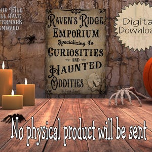 Op de afbeelding: Een digitale download met Halloween-thema met een bord voor Raven's Ridge Emporium, gespecialiseerd in curiosa en spookachtige curiosa. De afbeelding bevat brandende kaarsen, een pompoen en een skelet hand. Tekst: "Digitale download" en "Er wordt geen fysiek product verzonden."