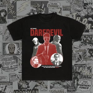 Puede incluir: Camiseta negra con un gráfico rojo y blanco de Daredevil, un superhéroe de Marvel Comics. El texto "Daredevil" está en rojo y el texto "Matt Murdock" está en blanco. La cita "Me di cuenta de que si mi vida hubiera tomado un rumbo diferente, nunca me habría convertido en Daredevil." está impresa debajo del gráfico.