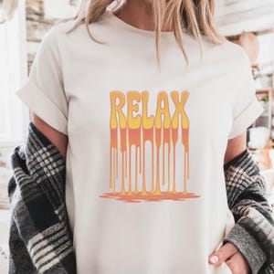 Camiseta con texto relajante, camiseta gráfica con letras derretidas, camiseta psicodélica retro de vaporwave, camiseta relajante de verano, camiseta divertida y relajada para regalar.