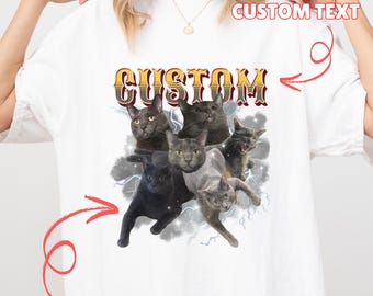 Pode incluir: T-shirt branca com um desenho de seis gatos em várias poses, com um fundo de raios e nuvens. A palavra "CUSTOM" está impressa em ouro e castanho acima dos gatos. O texto "ADD YOURS PET PICTURES" está na parte inferior.